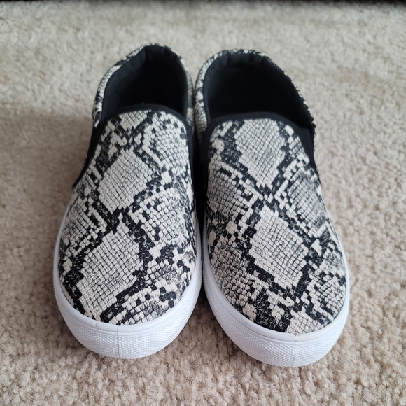 Qupid Snakeskin Slip Ons Size 8 - Picture 2 of 5